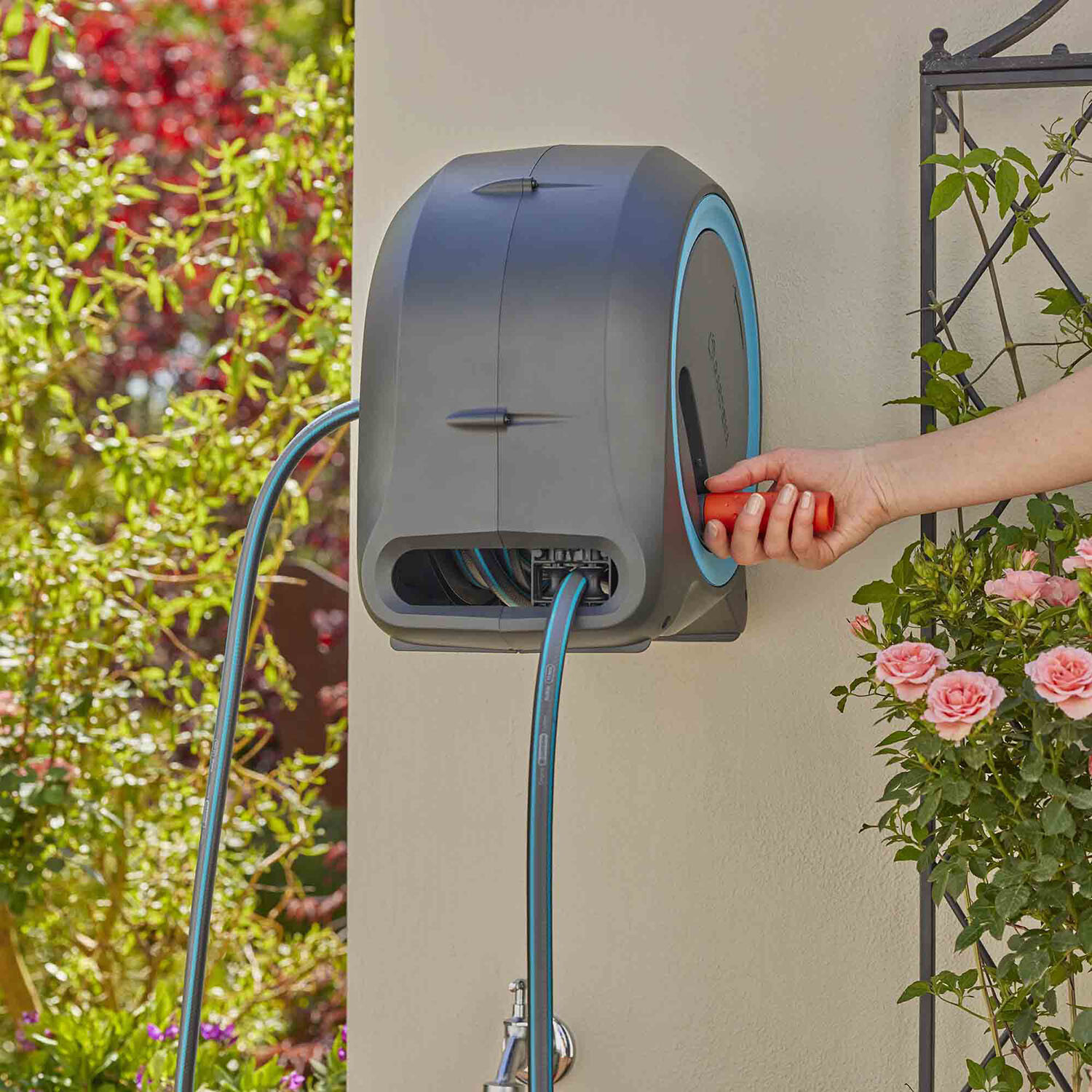 GARDENA Dual Hose Box 25m - Blue and Black Image 7