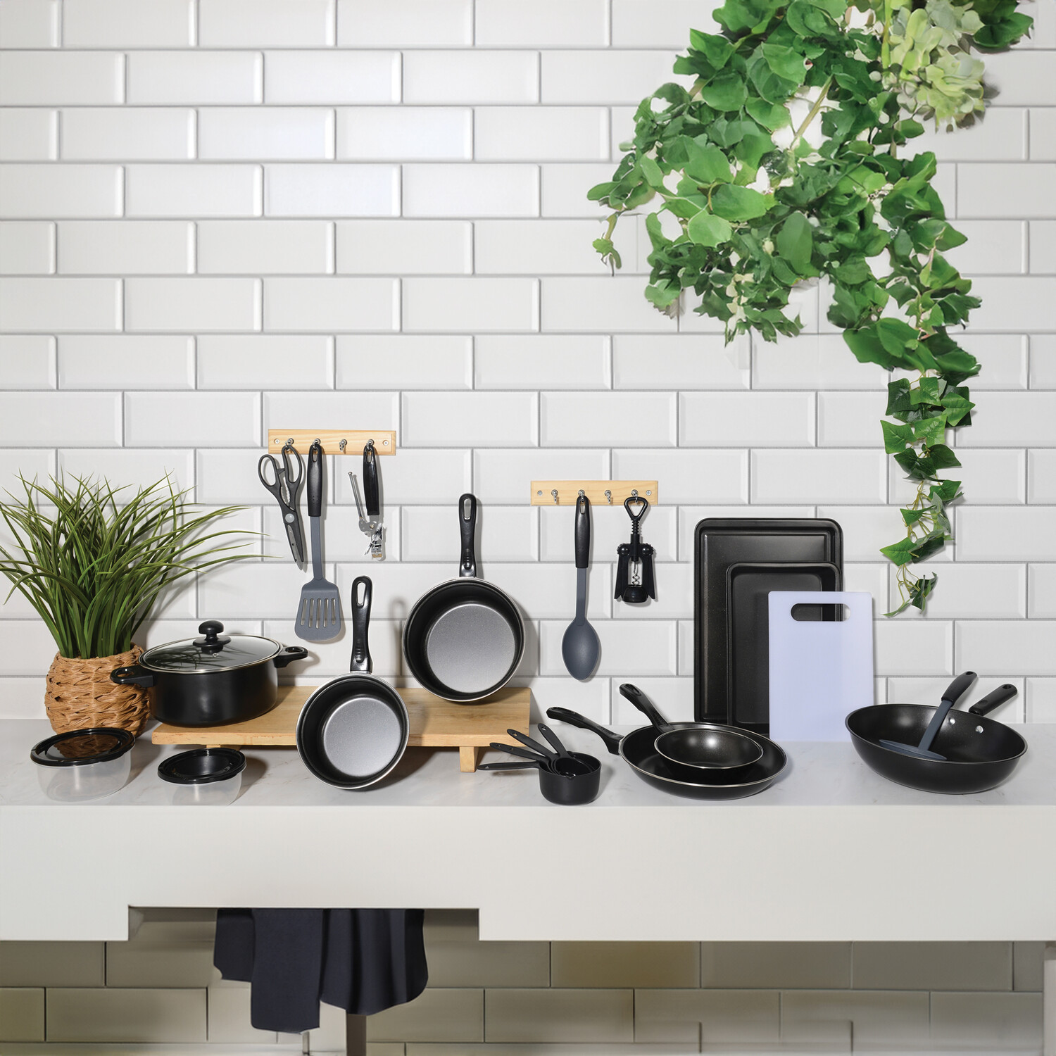 22 Piece Kitchen Starter Set Black Image 4