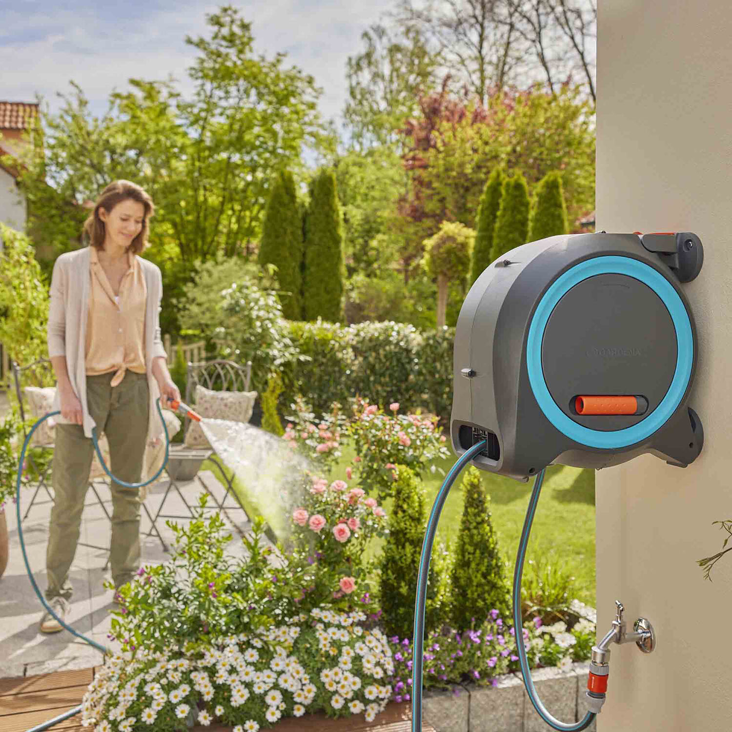 GARDENA Dual Hose Box 25m - Blue and Black Image 3