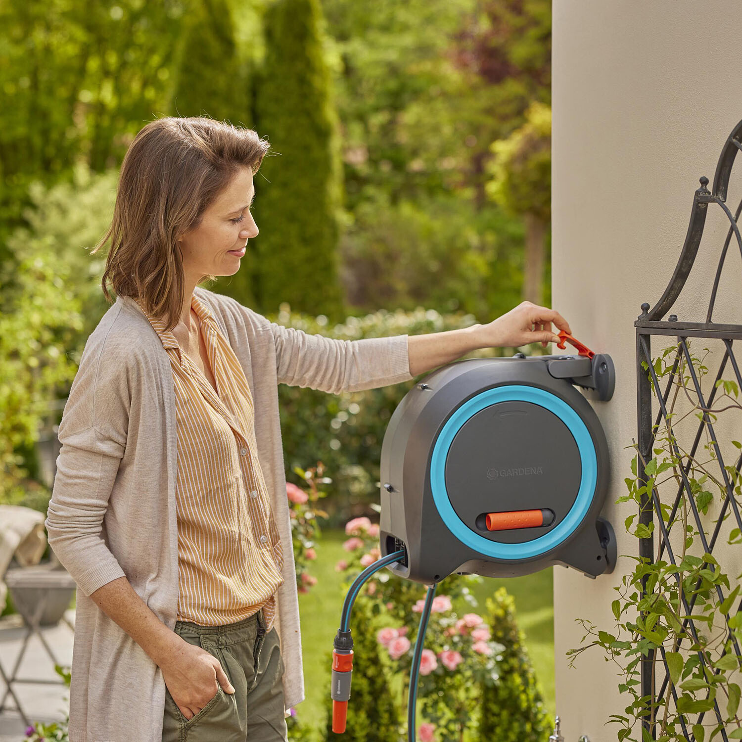 GARDENA Dual Hose Box 25m - Blue and Black Image 6