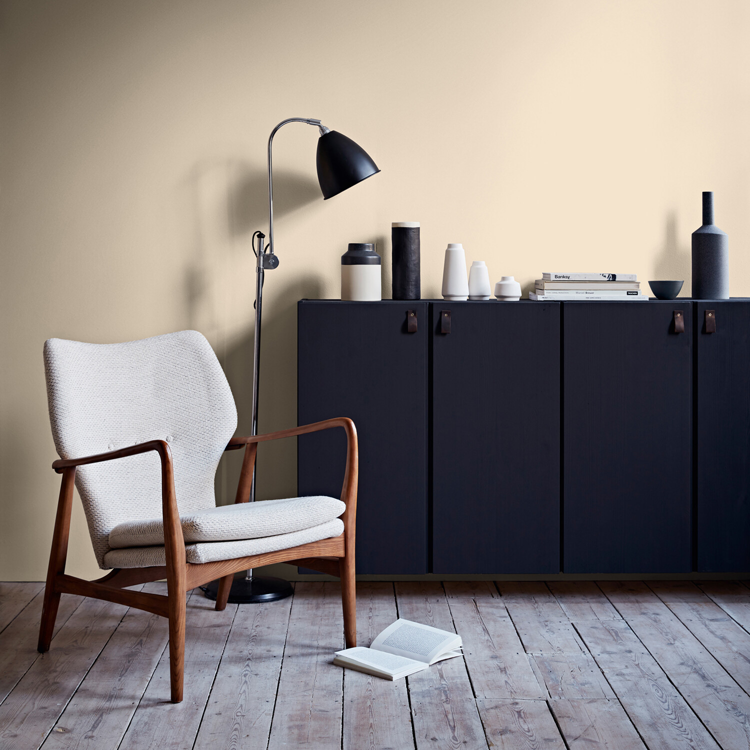 Crown Walls & Ceilings Magnolia Mid Sheen Emulsion Paint 2.5L Image 5