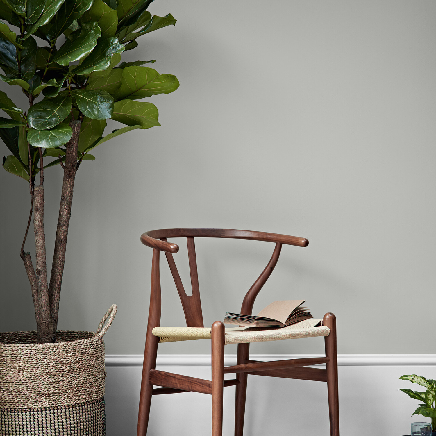 Crown Walls & Ceilings Neighbourhood Mid Sheen Emulsion Paint 2.5L Image 6