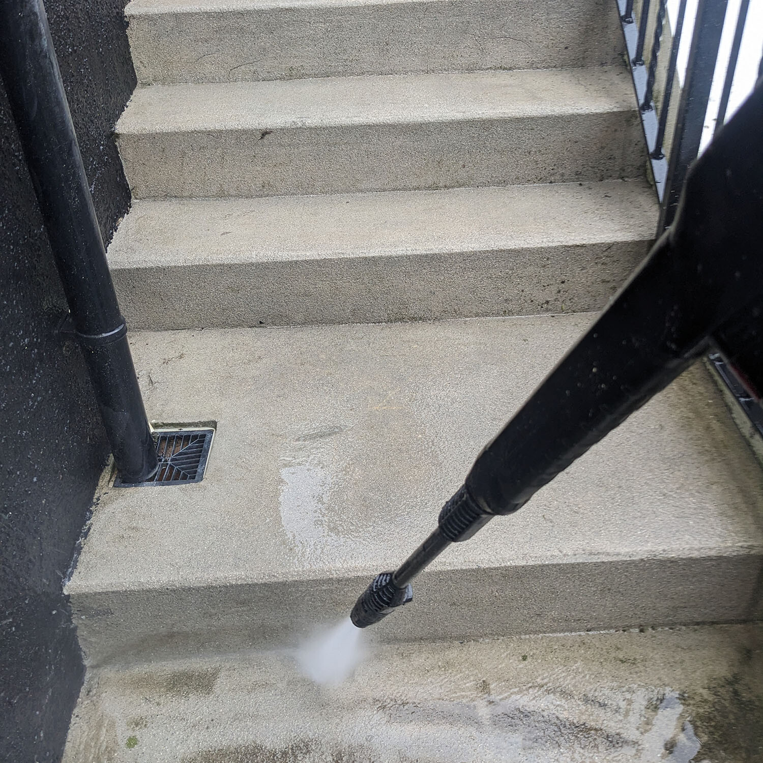 Saber 1600W Pressure Washer Black and Orange Image 2