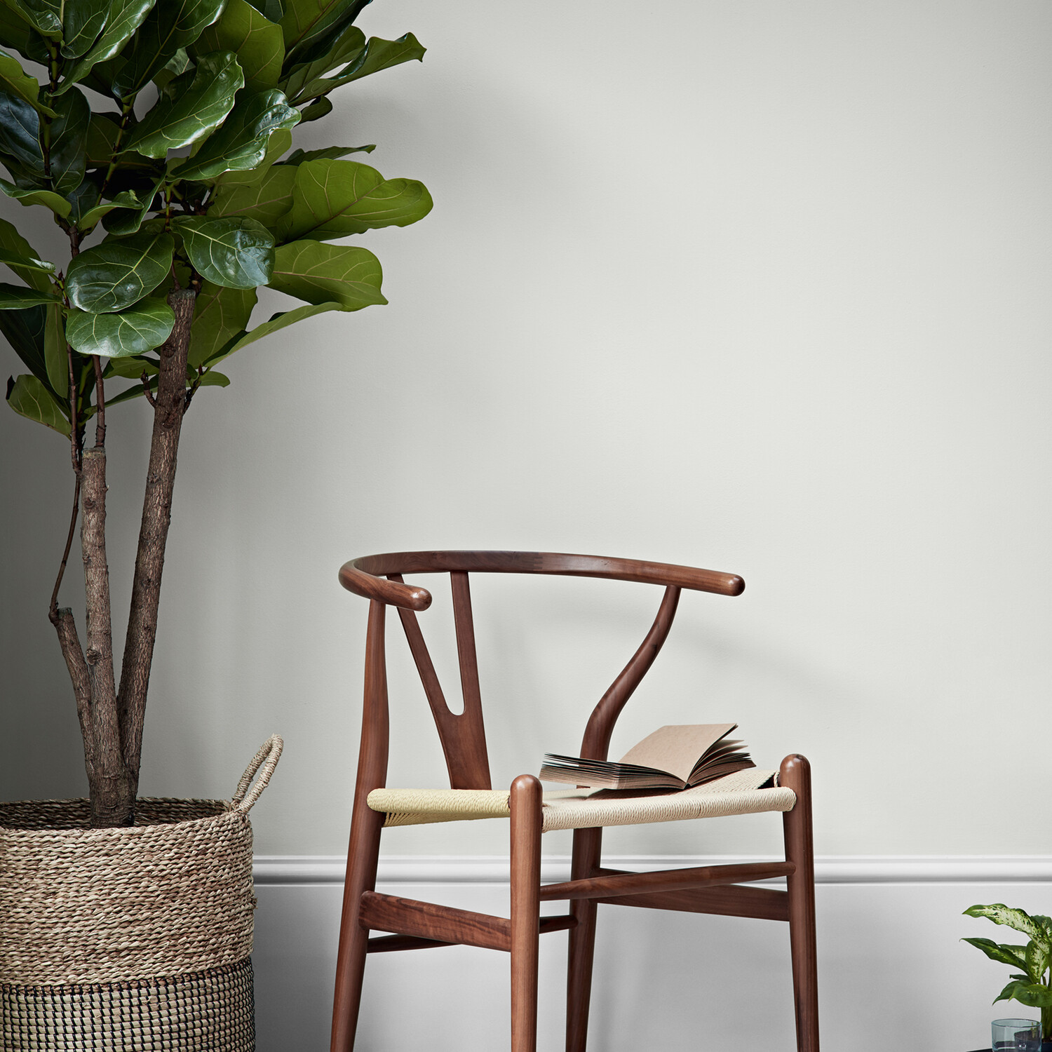 Crown Walls & Ceilings Early Dawn Mid Sheen Emulsion Paint 2.5L Image 6