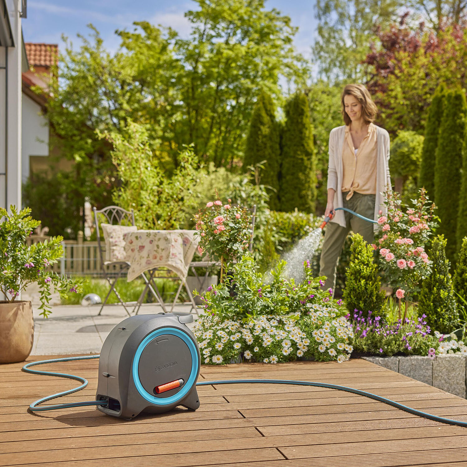 GARDENA Dual Hose Box 25m - Blue and Black Image 5