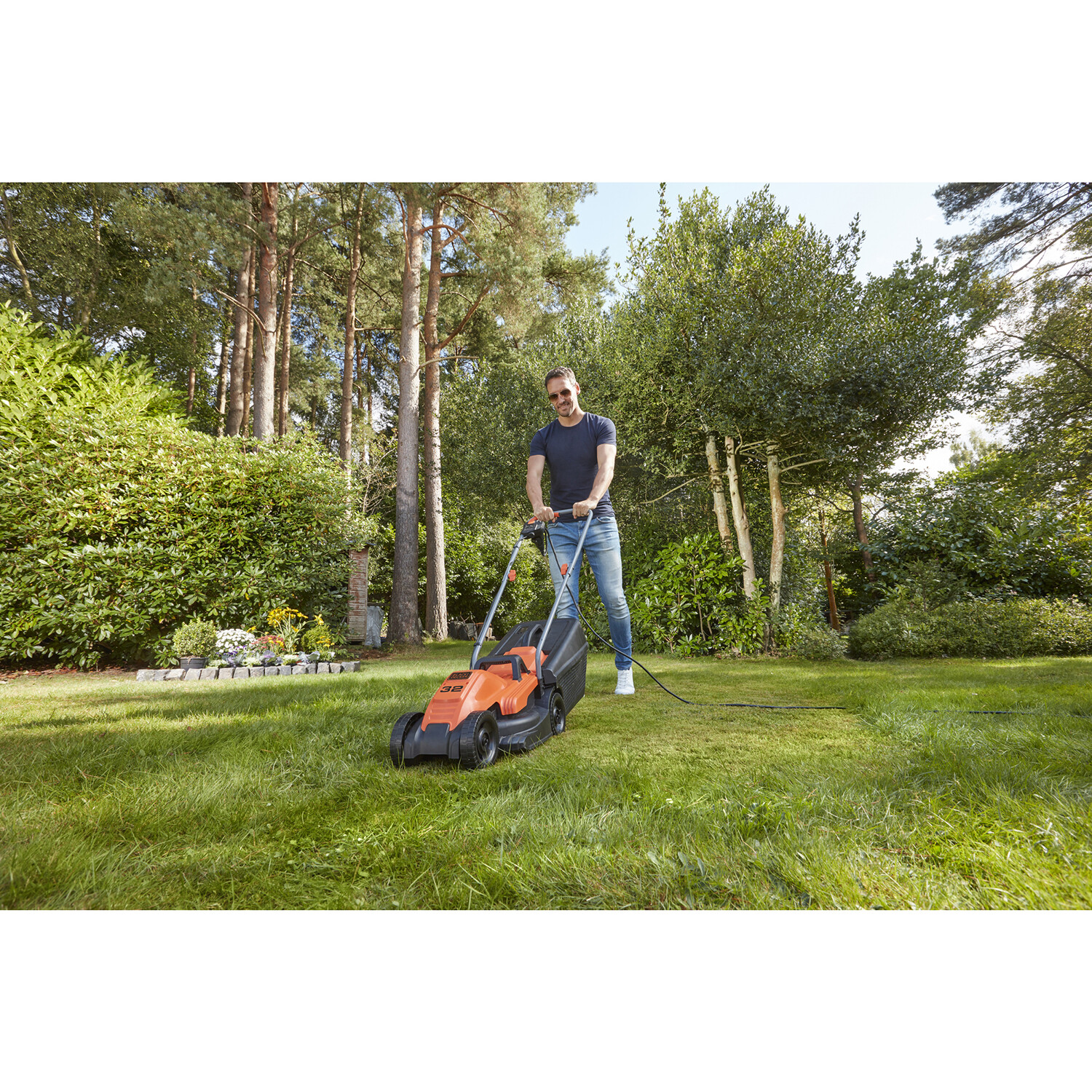 BLACK+DECKER 1200W Hand Propelled 32cm Rotary Electric Lawn Mower  Image 3