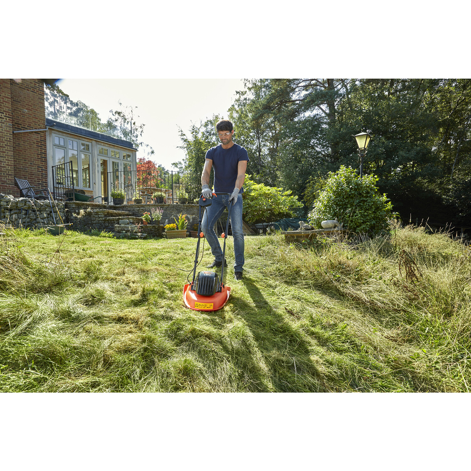 BLACK+DECKER 1200W Hand Propelled 30cm Rotary Electric Lawn Mower Image 3