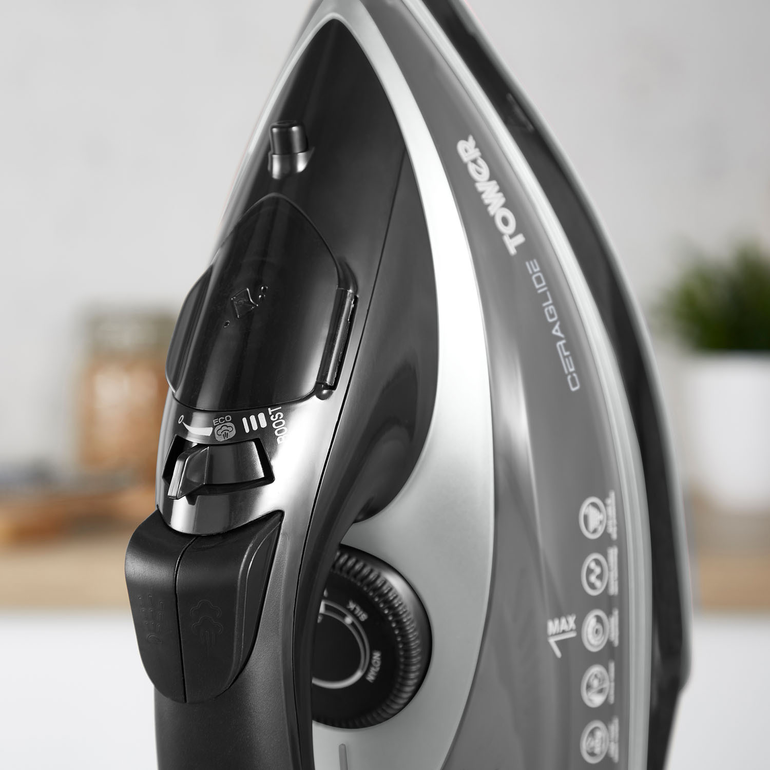 Tower CeraGlide Platinum Steam Iron 3100W Image 5