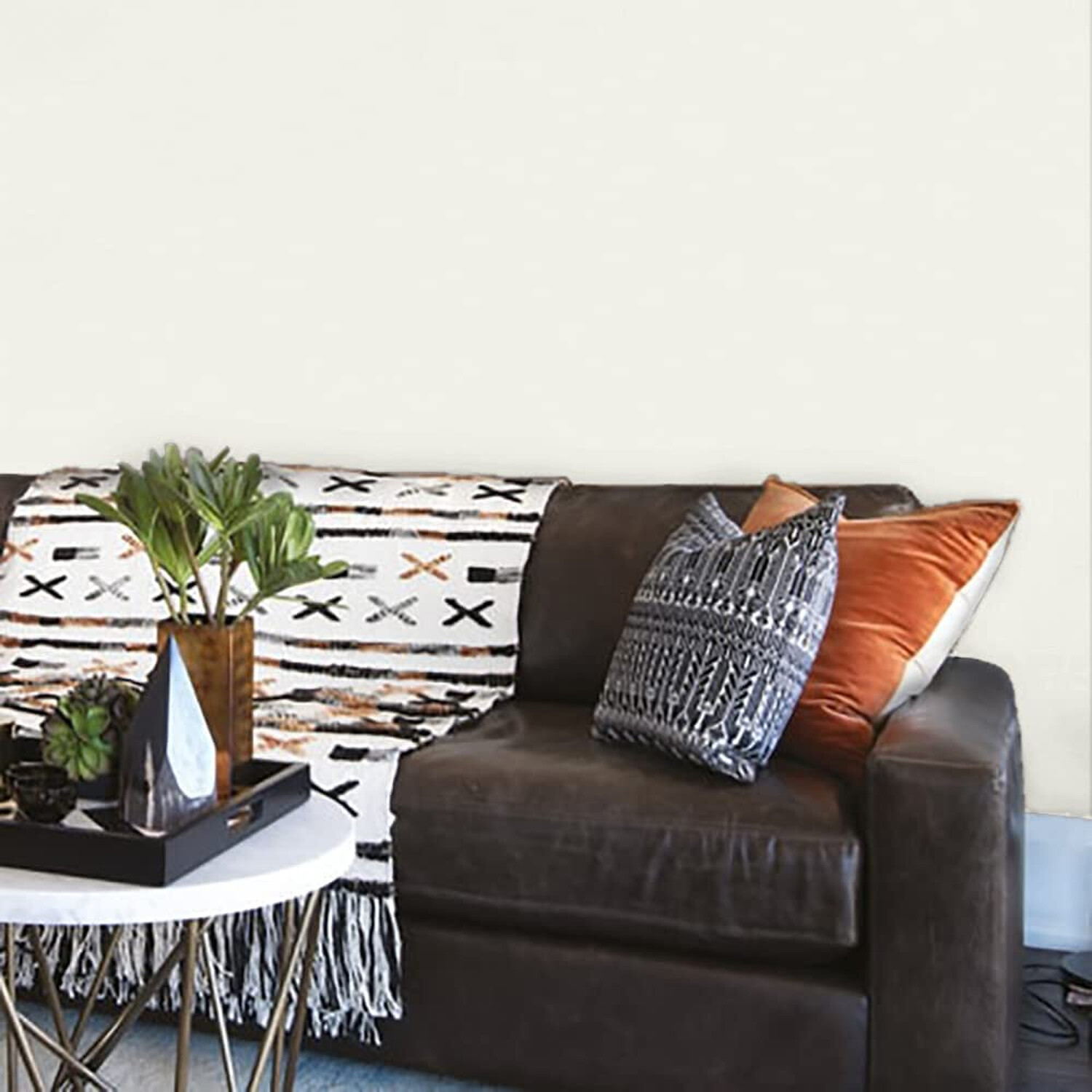 Johnstone's Walls & Ceilings Soft Sheen Antique White Emulsion Paint 2.5L Image 4