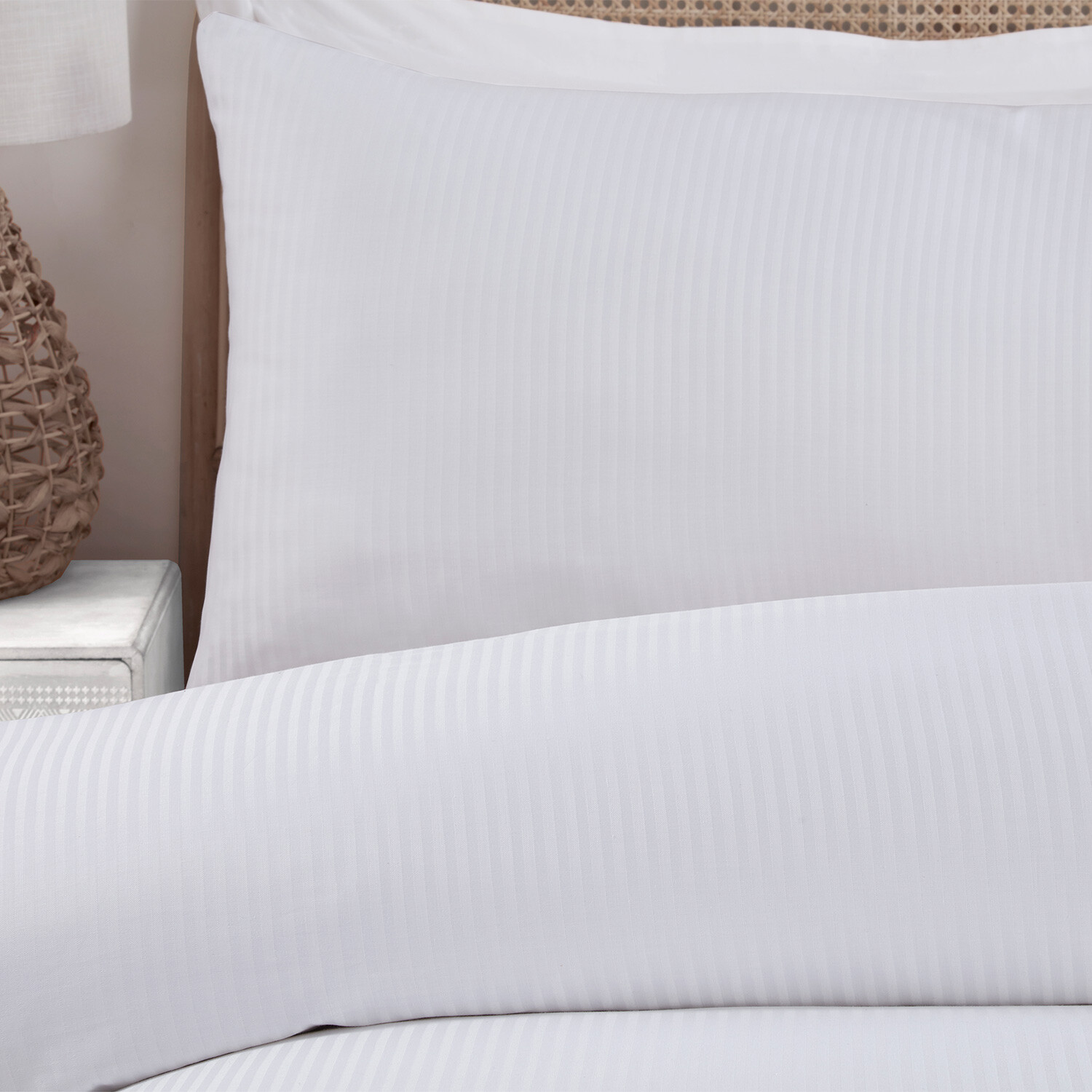Divante Bamboo Cotton Duvet Cover and Pillowcase Set - White / Superking Image 5
