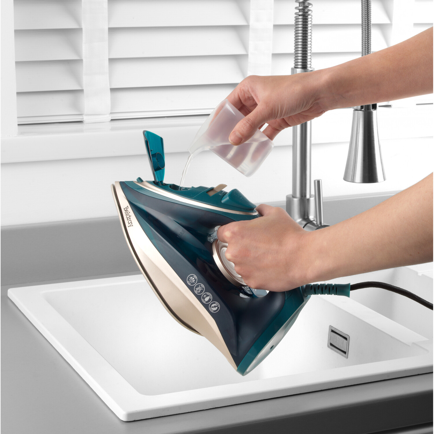 Beldray Steam Iron 2200W Image 3