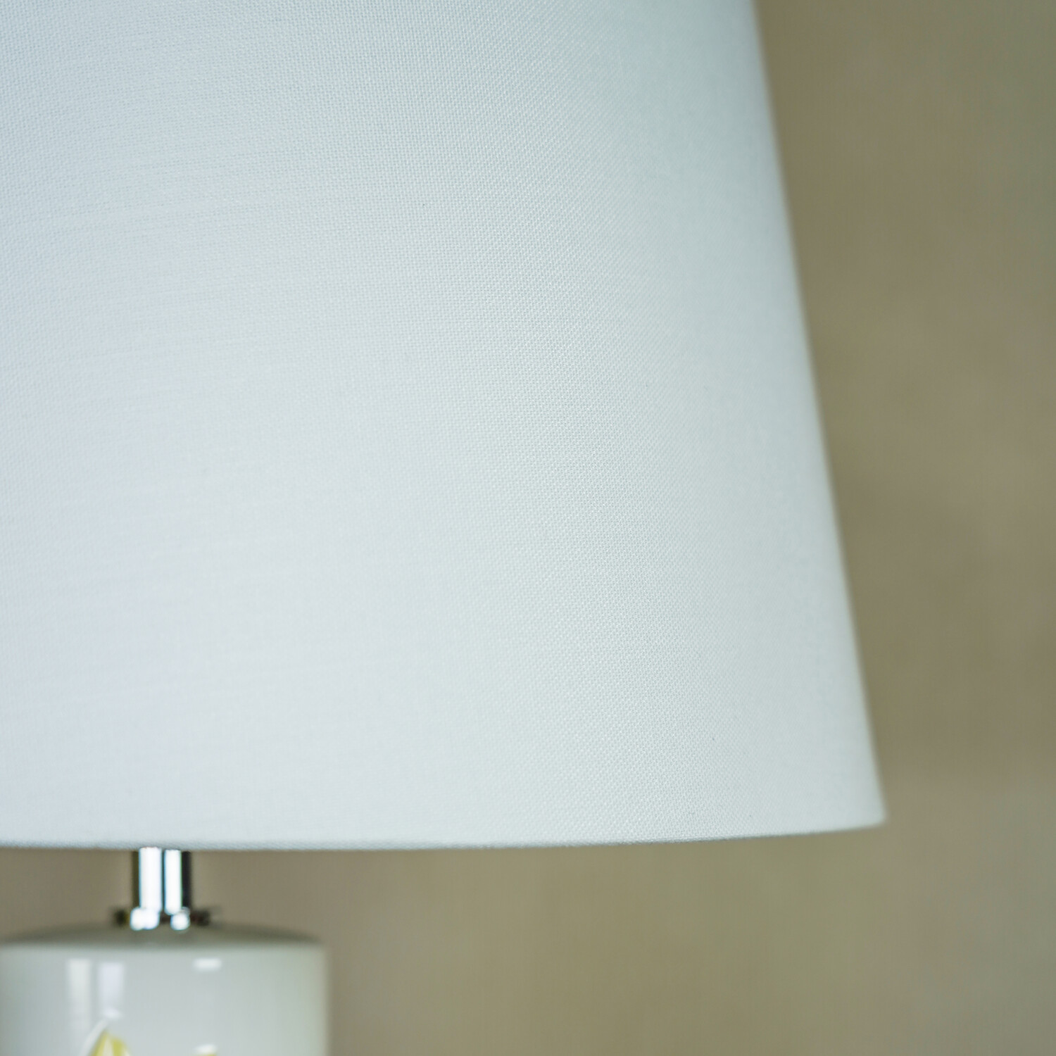 Tulip Embossed Table Lamp White Image 9