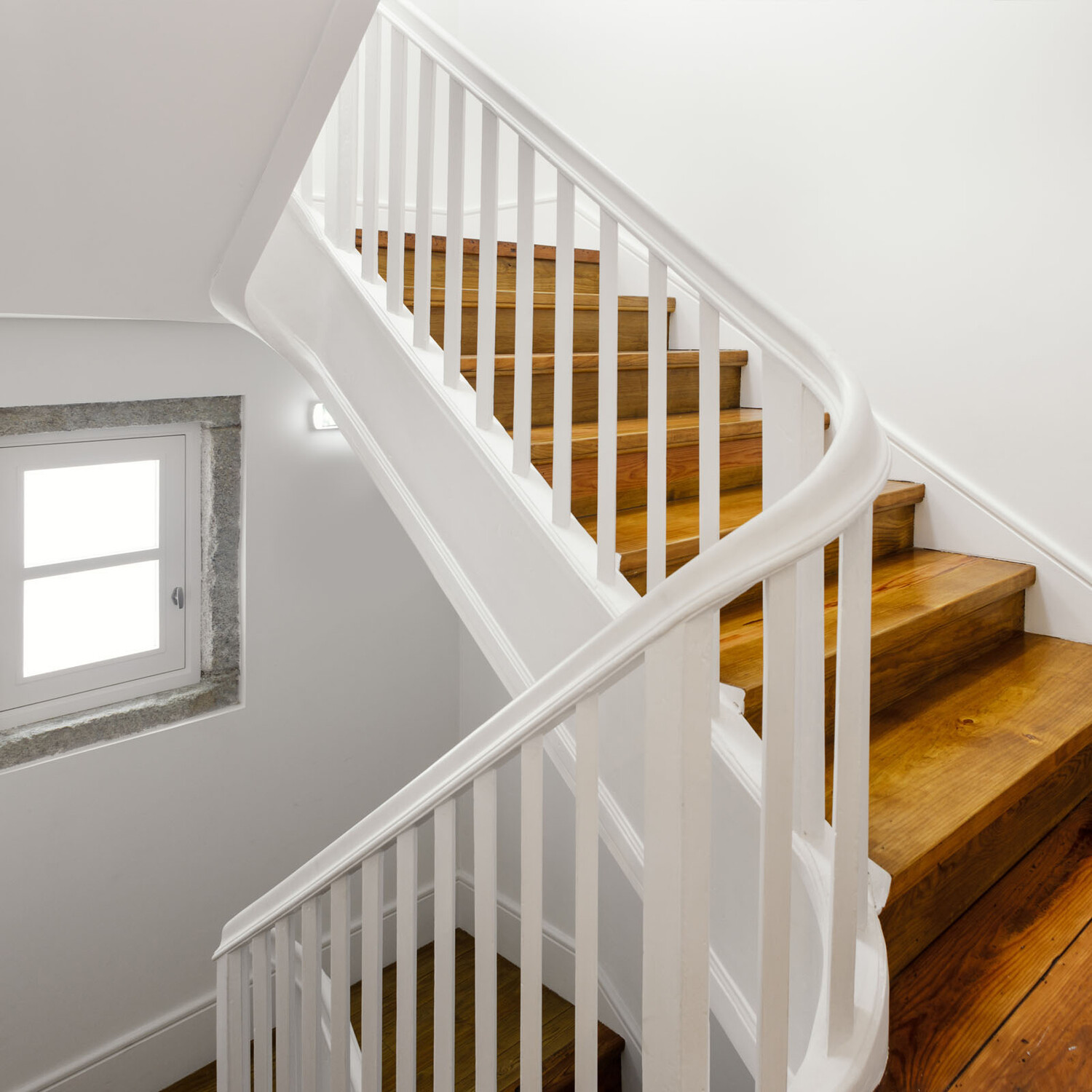 Crown One Coat Wood & Metal Pure Brilliant White Gloss Paint 750ml Image 6