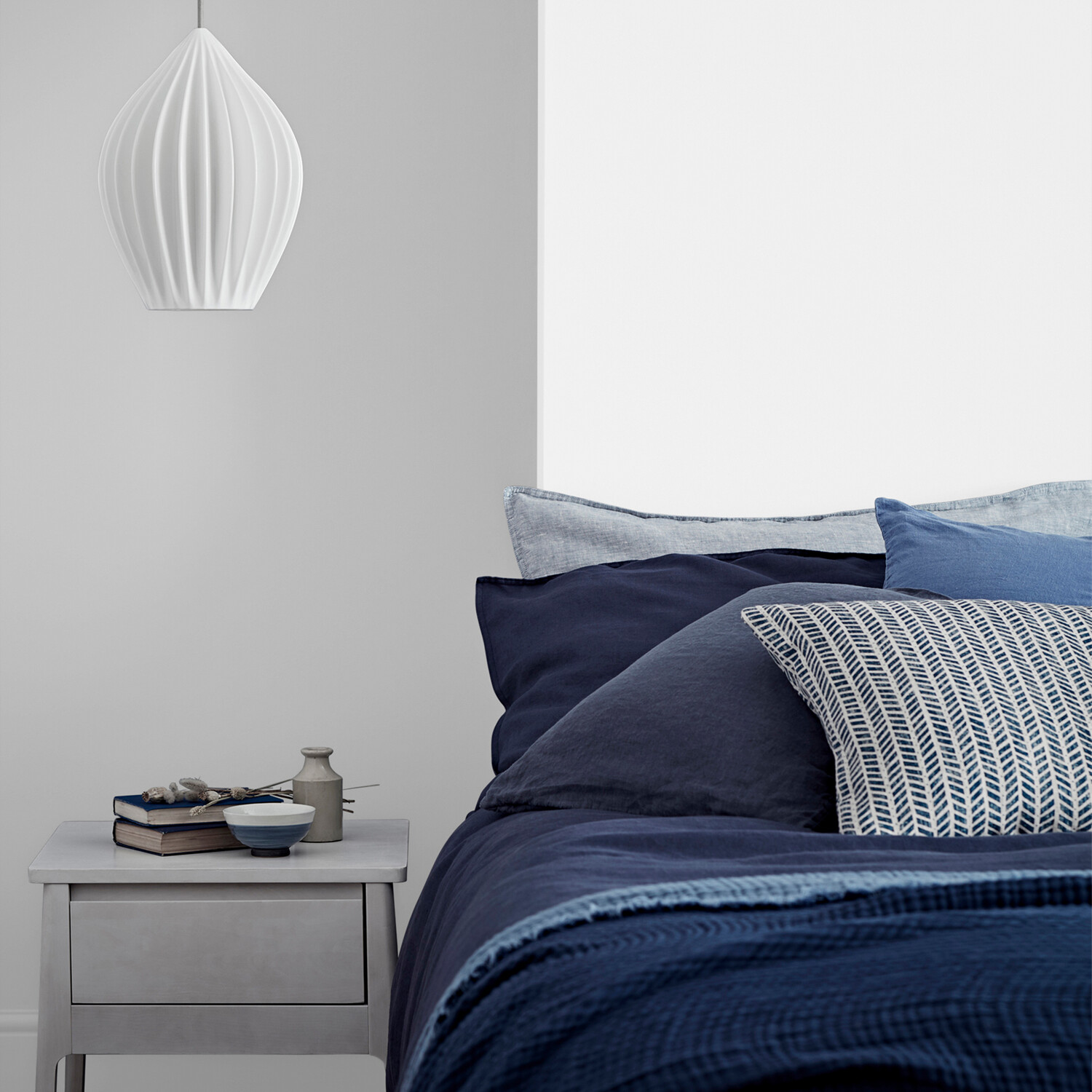 Crown Easyclean Pure Brilliant White Matt Emulsion Multisurface Paint 2.5L Image 8