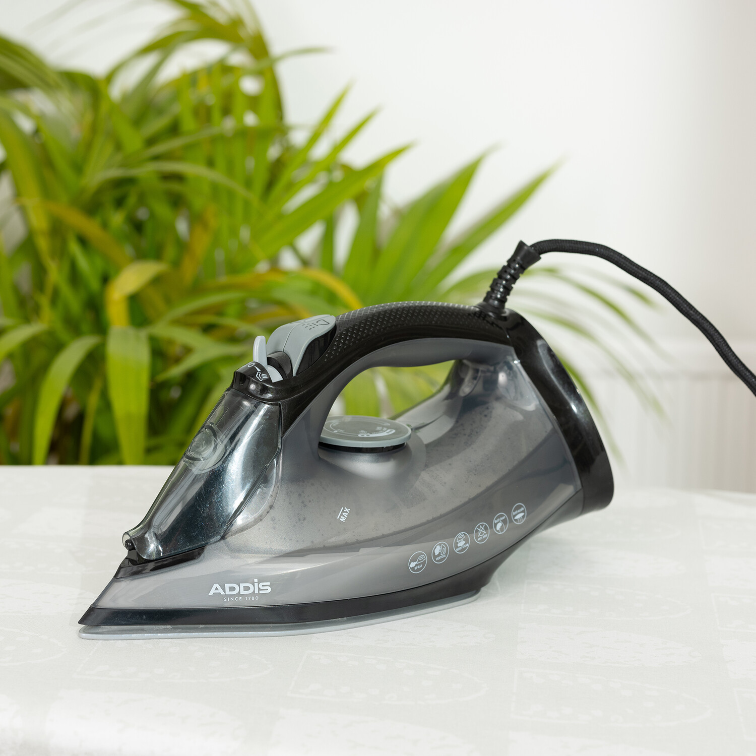Large Steam Iron 2600W - Black Image 3