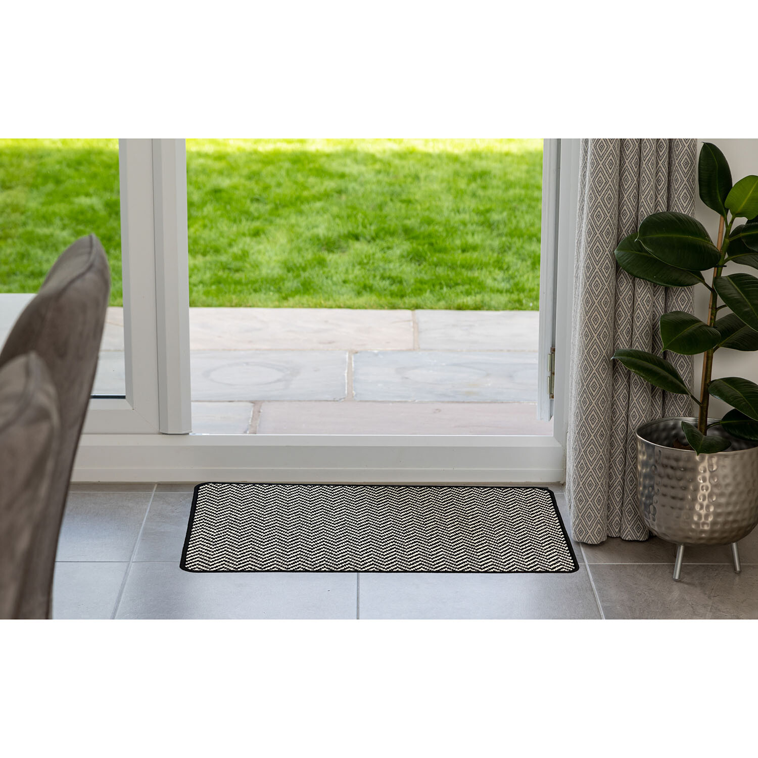 Primeur Chevron Loop Doormat - Black and White Image 2