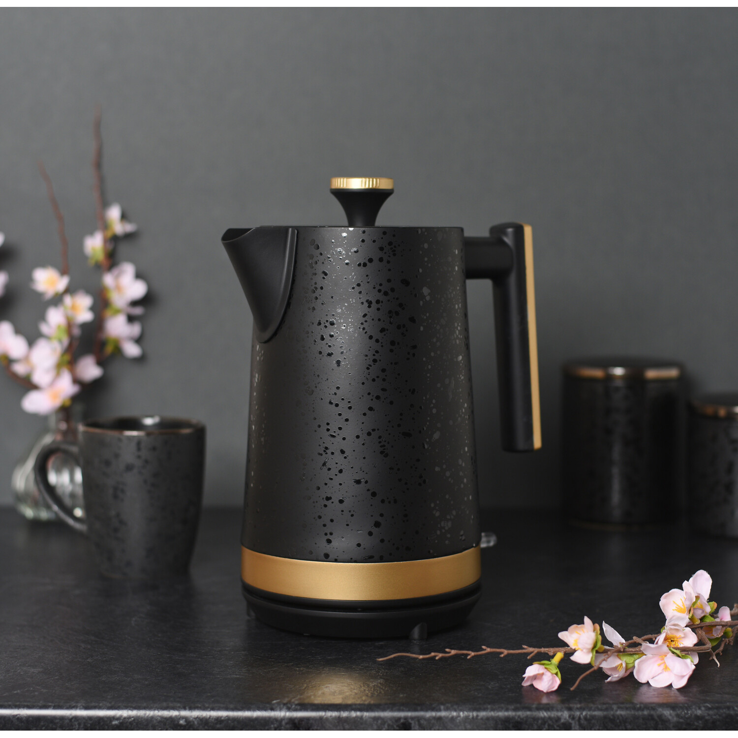 Kaiseki Black and Gold 1.7L Jug Kettle Image 3
