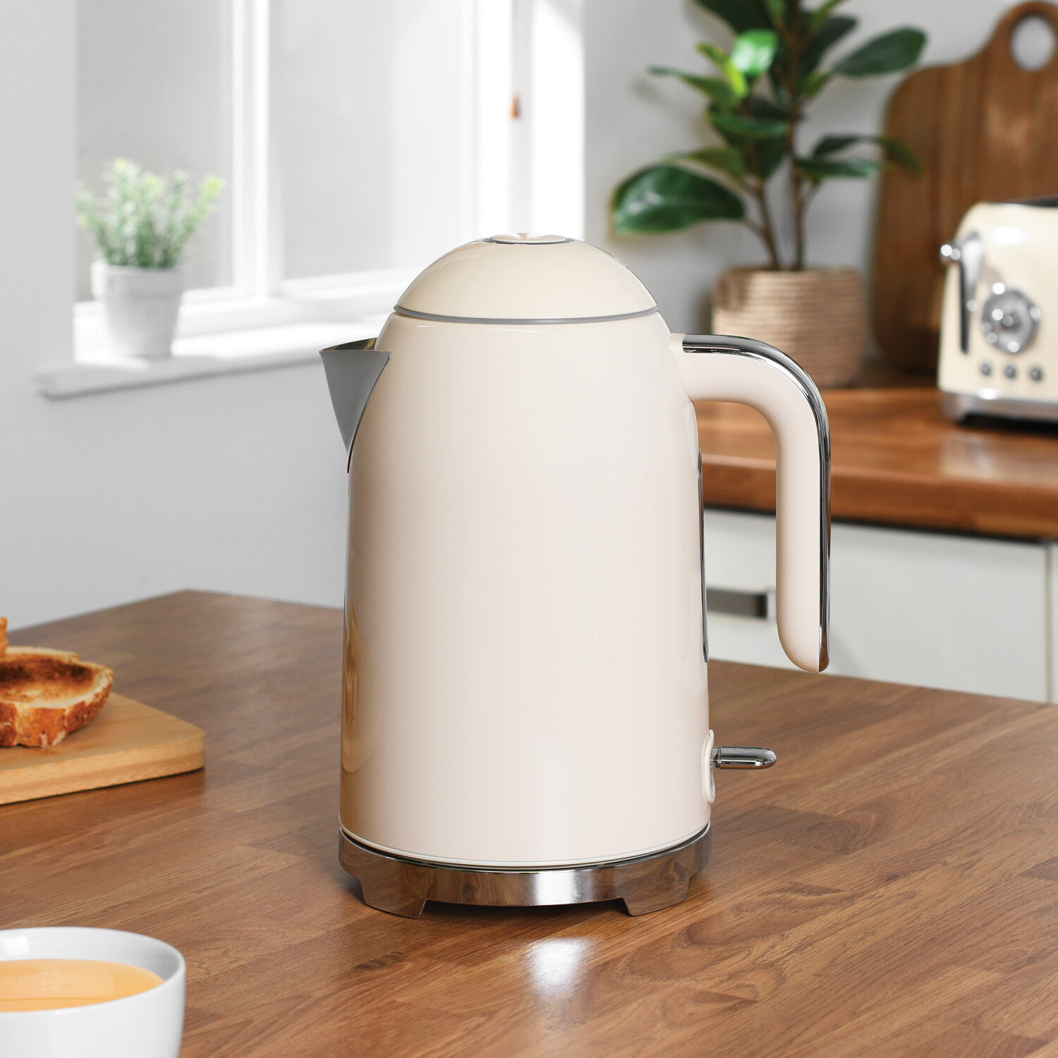 Retro Kettle Cream Image 2