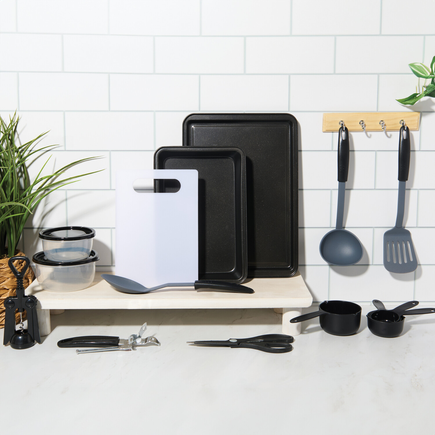 22 Piece Kitchen Starter Set Black Image 16