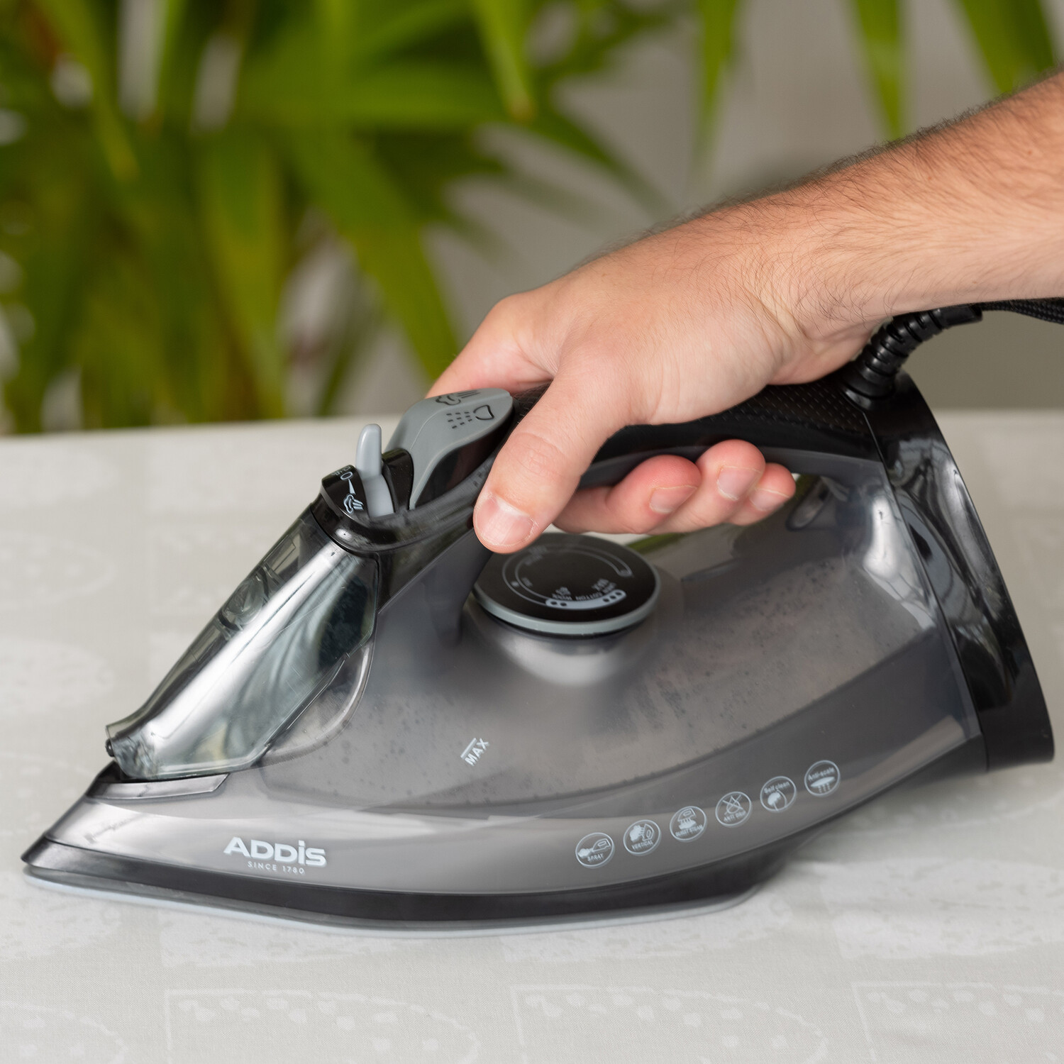 Large Steam Iron 2600W - Black Image 8