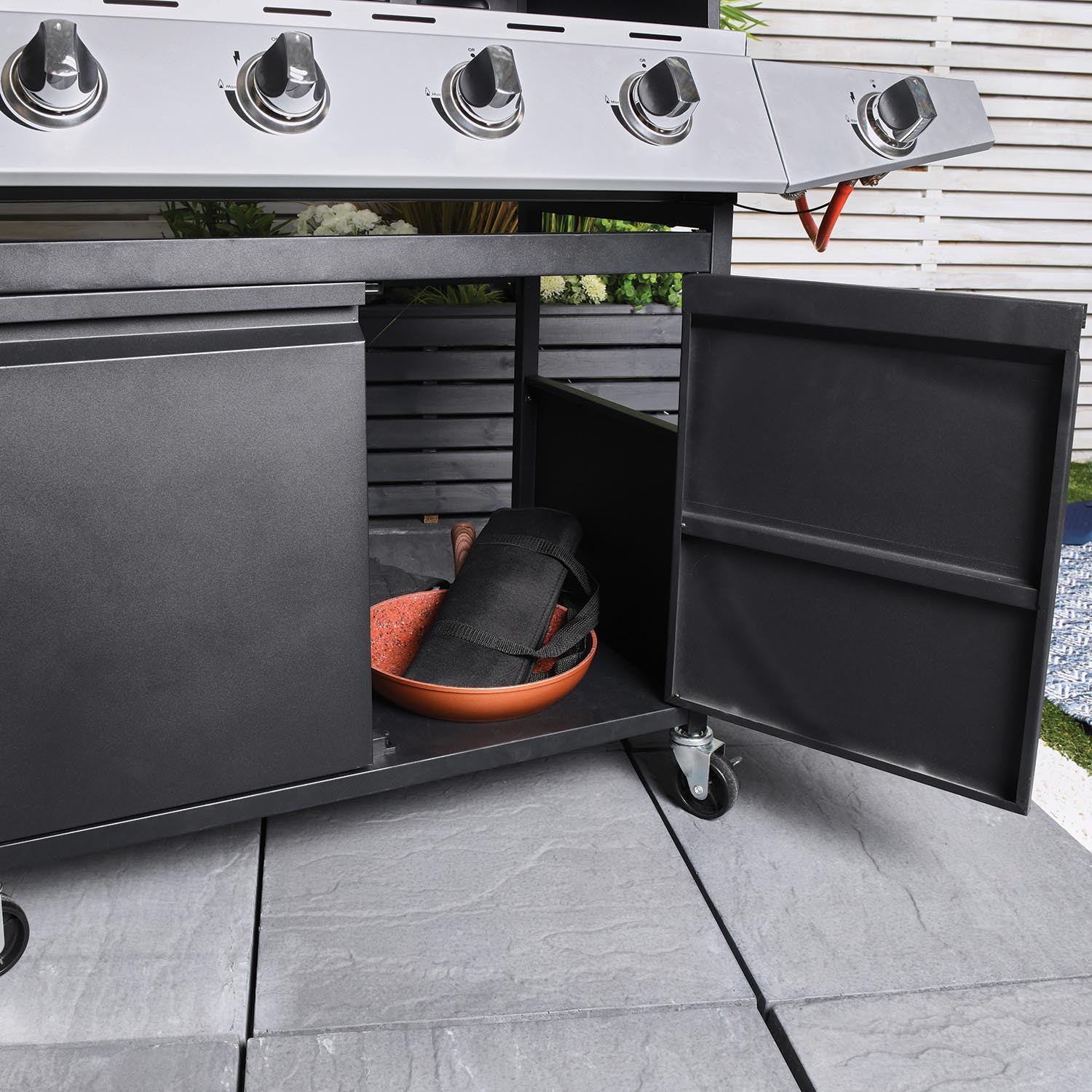 BBQ Chef Columbus Black and Silver 4 Burner BBQ with Side Burner Image 5