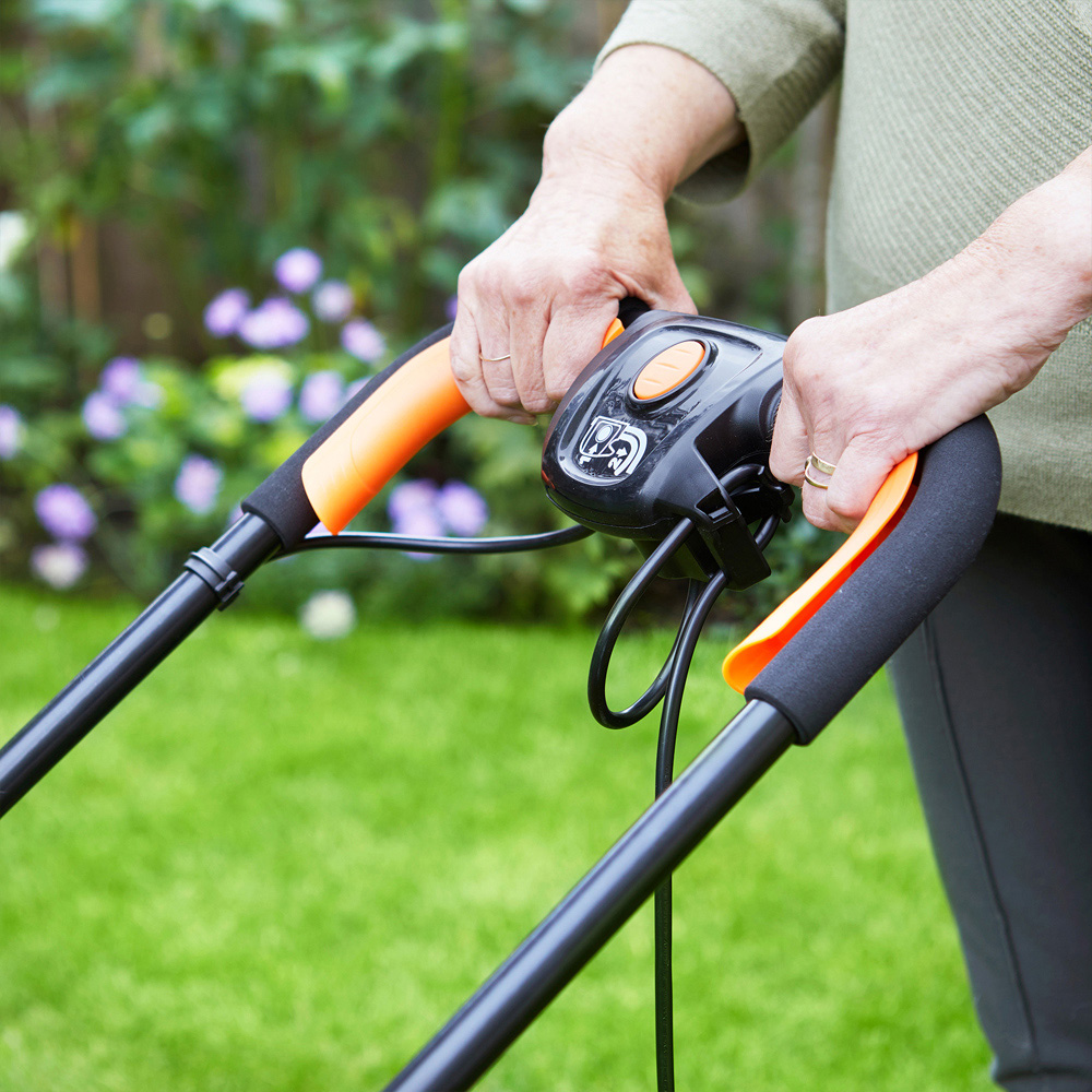 LawnMaster MEH1733-01 1700W 33cm Hover Collect Lawn Mower Image 9