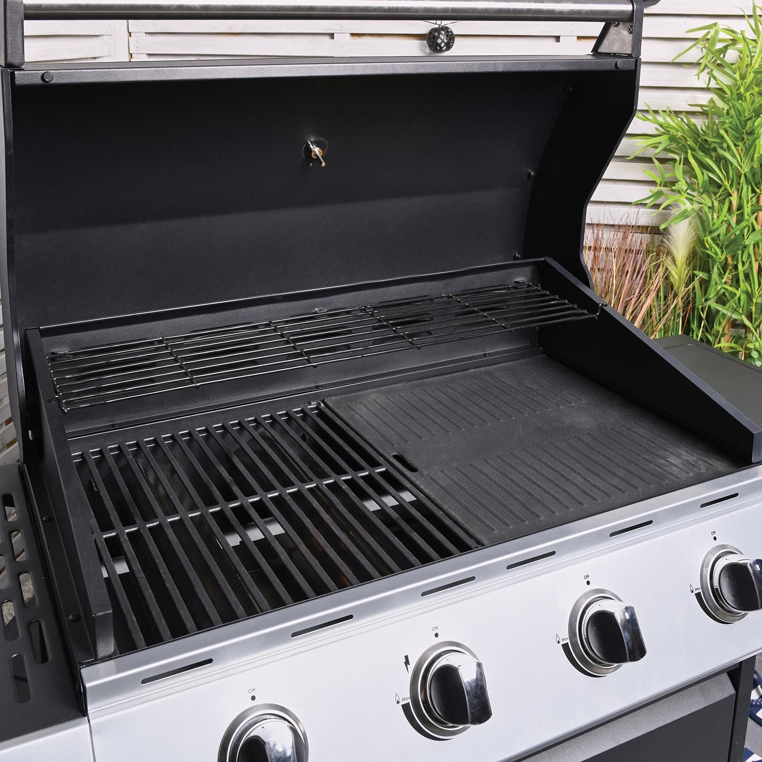 BBQ Chef Columbus Black and Silver 4 Burner BBQ with Side Burner Image 9
