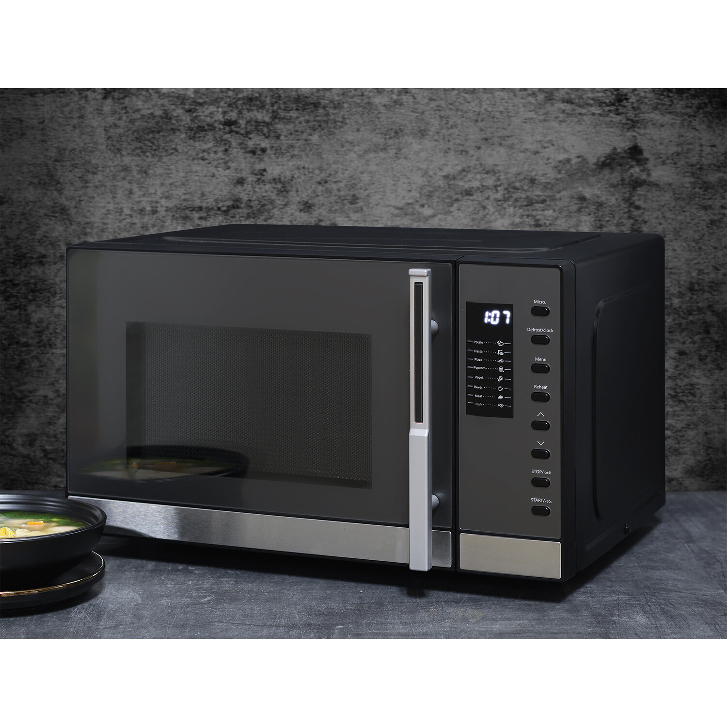 Microwave Black 23L Image 2