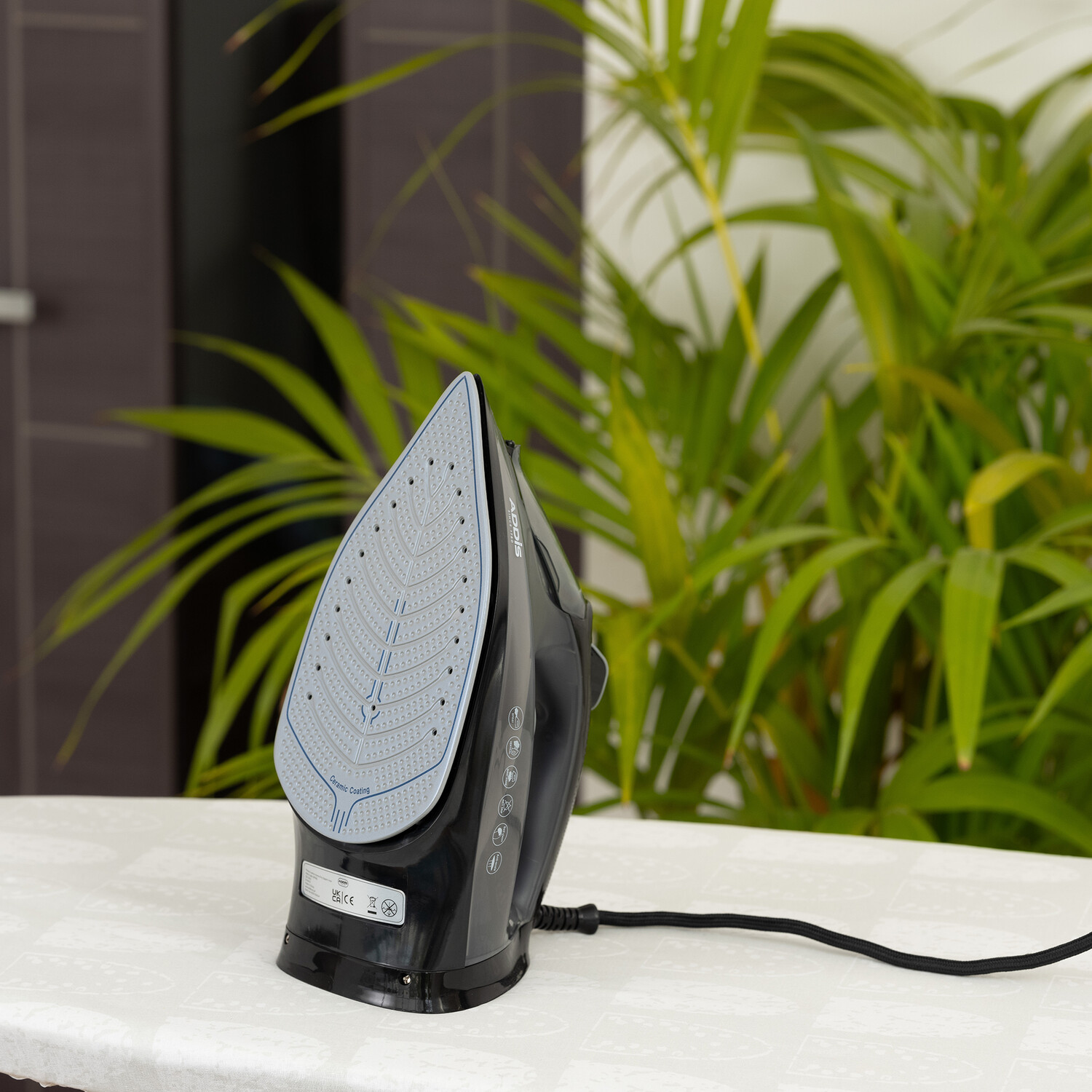 Large Steam Iron 2600W - Black Image 4