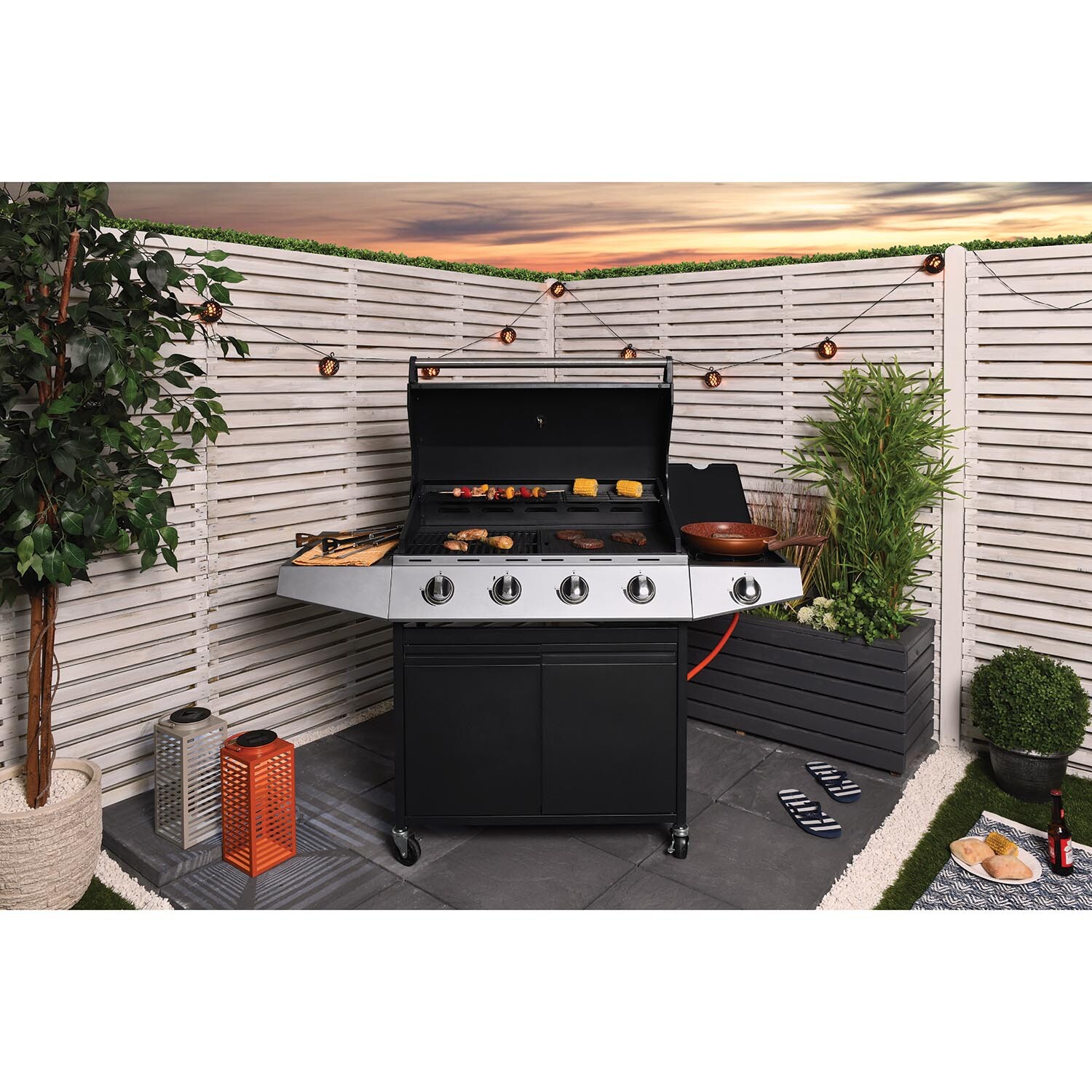 BBQ Chef Columbus Black and Silver 4 Burner BBQ with Side Burner Image 7